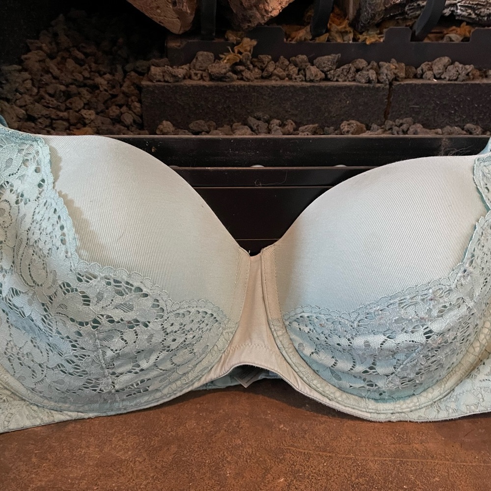 Light blue maybe Teal Bra. Lightly used Size 42D, push up dose run small.